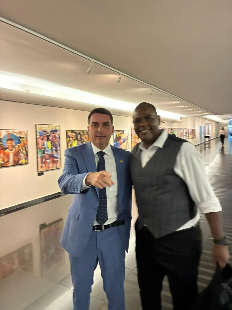 Cláudio Dias com o senador Flávio Bolsonaro.